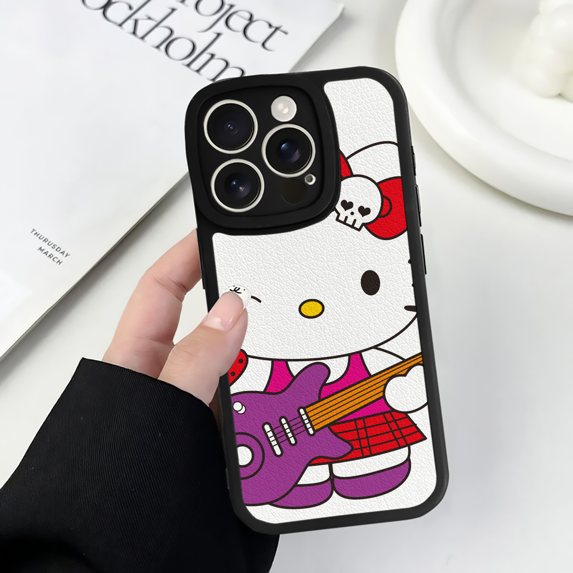 （画像用） Hello Kitty ハローキティ 【iPhone 16シリーズ対応】シリコンスマホケース（レザー調） 材質：シリコン